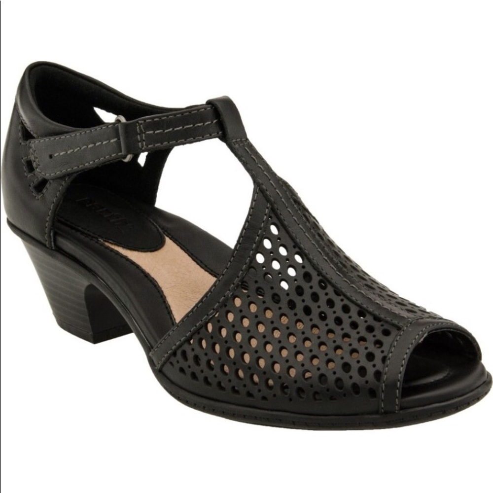 Earth shoes Pavo T strap sandal